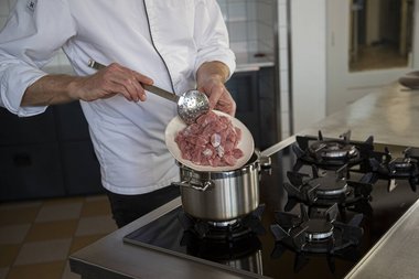 Das Kalbsgeschnetzelte in der Butter anbraten.