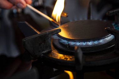 Zünde das Feuer an.