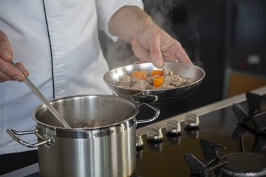 Das Kalbfleisch vom Gemüse trennen.