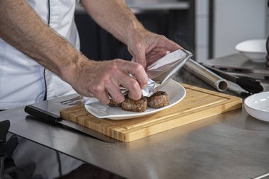 Kalbfleisch auf einen Teller unter Aluminiumfolie legen