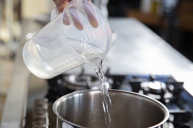 So viel Wasser hinzufügen, bis das Fleisch großzügig davon bedeckt ist.