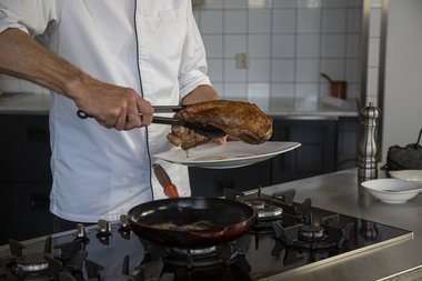 Und das Kalbfleisch auf einen Teller legen.