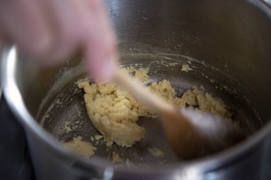 Mit der abgekühlten Bouillon die Roux zubereiten.