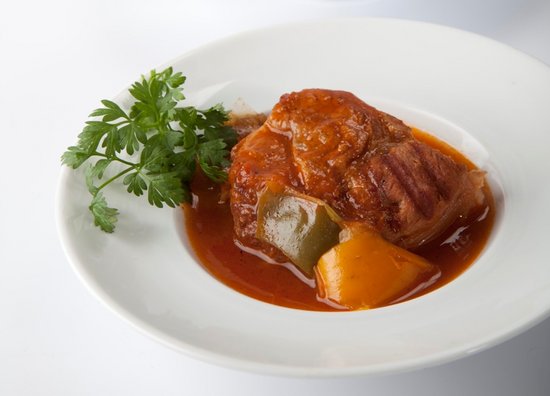 Kalbfleischrezept Grill-Rezept Ossobuco mit Zwiebeln, Paprika, Karotten und Thymian
