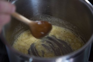 Die Butter aufschäumen lassen.