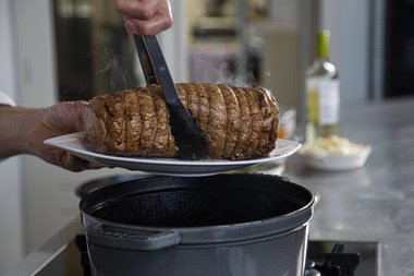 Das Kalbfleisch aus der Pfanne nehmen.