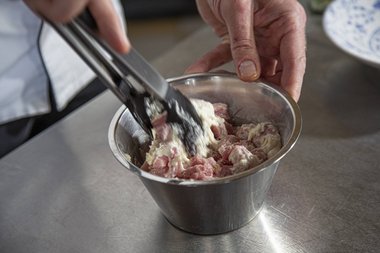 Das Kalbfleisch im Tempurateig wälzen.
