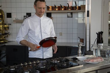 Eine Bratpfanne nehmen vor dem Schuterfilet vom Kalb..