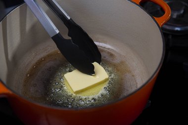 Die Butter aufschäumen lassen.