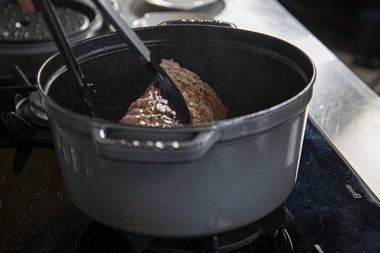 Das Kalbfleisch rundum anbraten.