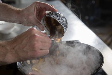 Sauce hinzufügen und alles mit Kräutern und/oder Gewürzen abschmecken