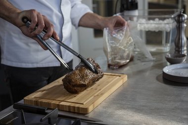 Das Kalbfleisch aus den Vakuumbeutel nehmen.