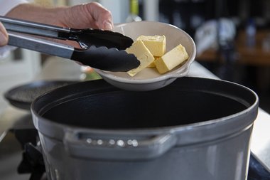Butter in die Pfanne geben.