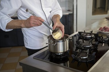 Die Butter in den Topf geben.