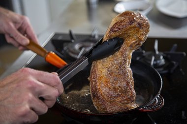 Das Schulterfilet vom Kalb rundum anbraten.