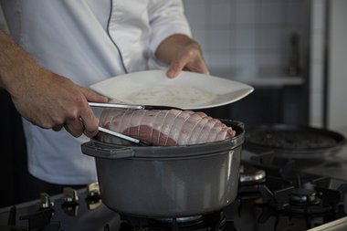 Das Kalbsroulade in die Pfanne legen.