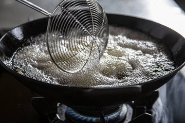 Das Fleisch unter regelmäßigem Wenden in ca. 2,5 Minuten frittieren.