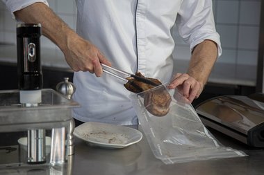 Legen Sie das Kalbfleisch in einen Vakuumbeutel.