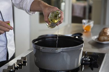 Mit Wein ablöschen.