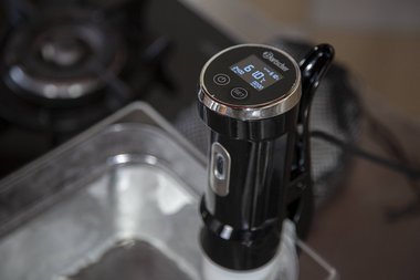 Das Wasser mithilfe des Sous Vide-Sticks auf 61°C erhitzen.