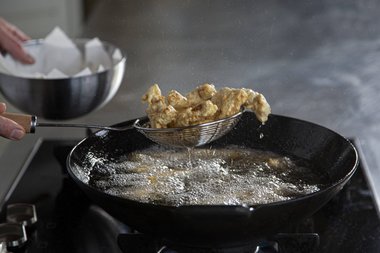 Das Kalbfleisch auf Küchenpapier abtropfen lassen 