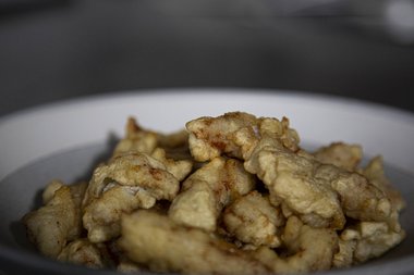 Die gebratenen Kalbsstreifen garnieren.