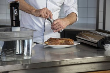 Das Kalbfleisch mit Kräutern würzen.