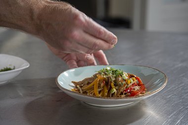 Die Kalbsfleischstreifen garnieren.
