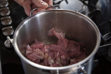 Kalbsgeschnetzelte anbraten.