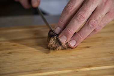  Kalbfleisch in Scheiben schneiden.