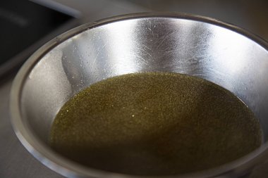 Die abgegossene Flüssigkeit (Bouillon) abkühlen lassen.