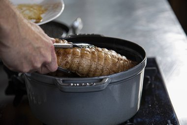 Die Kalbsroulade wieder in die Pfanne legen.