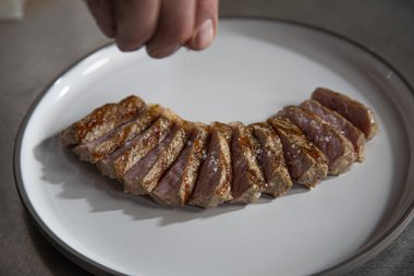 Kalbfleisch nach Geschmack würzen