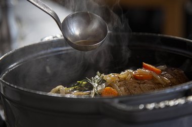 Das Kalbfleisch während des Bratens wenden. 