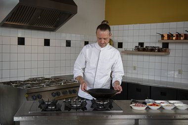 Eine Wokpfanne nehmen.