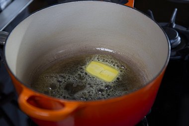 Butter in die Pfanne geben.