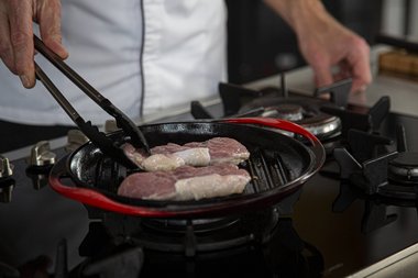 Das Kalbsentrecote in die Pfanne legen