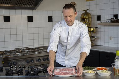 Das Kalbfleisch aus dem Kühlschrank nehmen.
