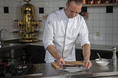 Kalbsentrecote unter Alufolie ruhen lassen.