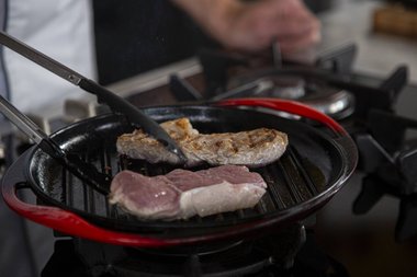 Nach 1,5 Minuten das Kalbfleisch um 90ºC drehen.