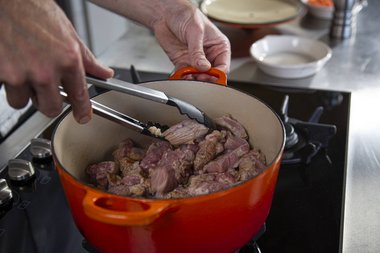 Das Kalbfleisch anbraten.