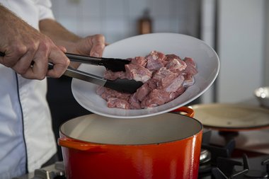 Das Kalbfleisch in die Pfanne legen.