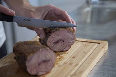 Das Kalbfleisch in Scheiben schneiden.