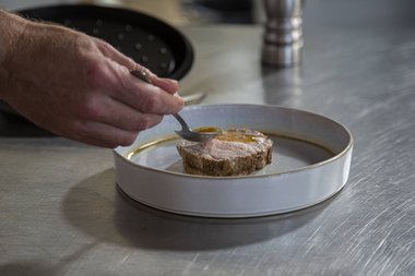 Gießen Sie die Soße über die Kalbsroulade.