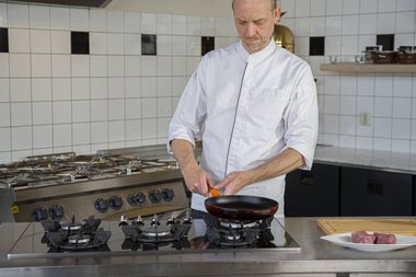 Eine Bratpfanne nehmen vor das Kalbfleisch