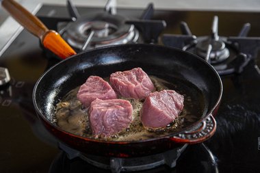 Das Kalbsfleisch in die Pfanne legen