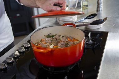 Das Ergebnis auf 1 Stunde dünsten.