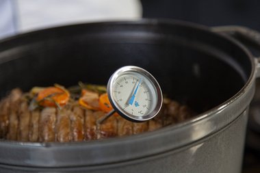 Die Kalbsroulade bei einer Kerntemperatur zwischen 65ºC/70ºC aus der Pfanne nehmen.