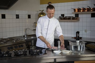 Das Schulterfilet vom Kalb aus dem Kühlschrank nehmen.