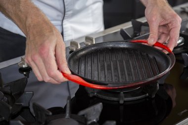 Eine Grillpfanne nehmen.